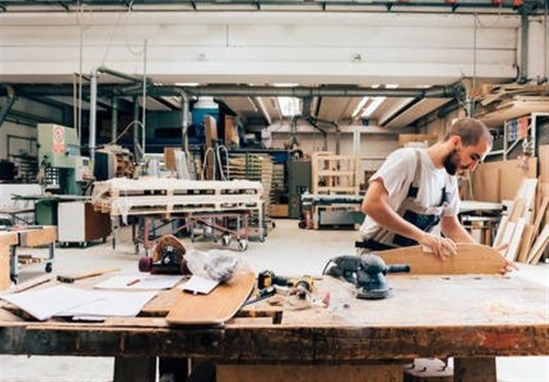 کارخانههای ایتالیا نیروی کار خود را کاهش دادند