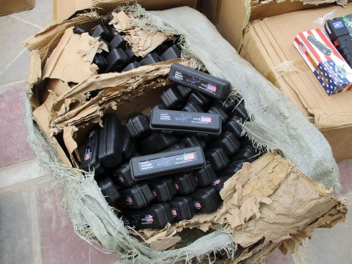 کشف محموله بزرگ سلاحهای آمریکایی در مرزهای آبی جنوب کشور/ ۶ هزار شوکر ساخت آمریکا قبل از پخش شدن در کشور توقیف شد