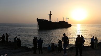 اجرایی منحصربهفرد در تئاتر خیابانی مریوان/ هنرمندان در آب ماجرای کشتی سانچی را روایت کردند + فیلم