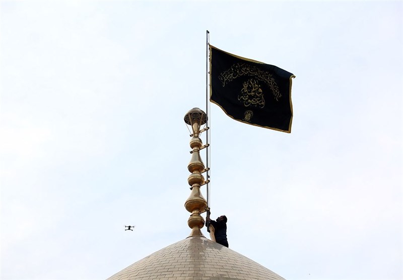 برگزاری آیین تعویض پرچم گنبد حرم حضرت معصومه (س)