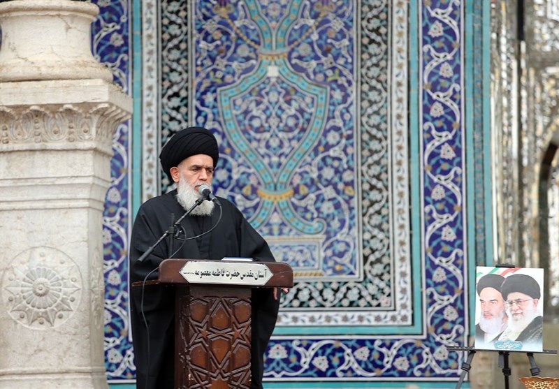 برگزاری آیین تعویض پرچم گنبد حرم حضرت معصومه (س) + فیلم