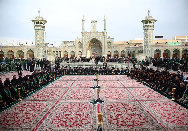 برگزاری آیین تعویض پرچم گنبد حرم حضرت معصومه (س) + فیلم