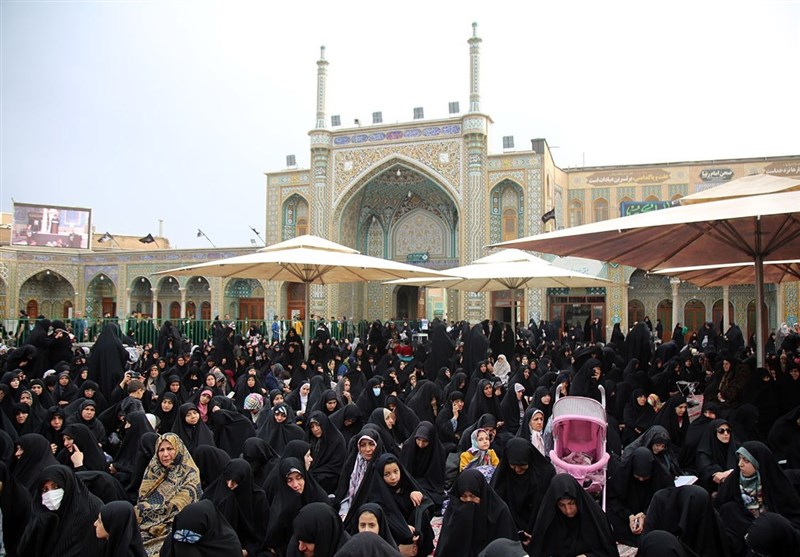 برگزاری آیین تعویض پرچم گنبد حرم حضرت معصومه (س) + فیلم