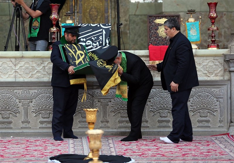 برگزاری آیین تعویض پرچم گنبد حرم حضرت معصومه (س) + فیلم