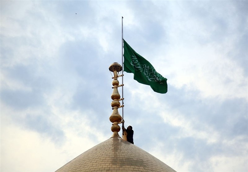 برگزاری آیین تعویض پرچم گنبد حرم حضرت معصومه (س) + فیلم