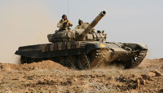 تانکها با پشتیبانی بالگردها و توپخانه حرکت خود را آغاز میکنند