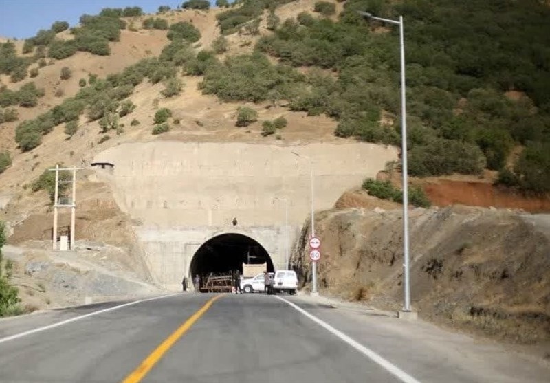 تردد خودروهای سنگین از جاده سنندج ـ مریوان در ساعات ممنوعه+ فیلم