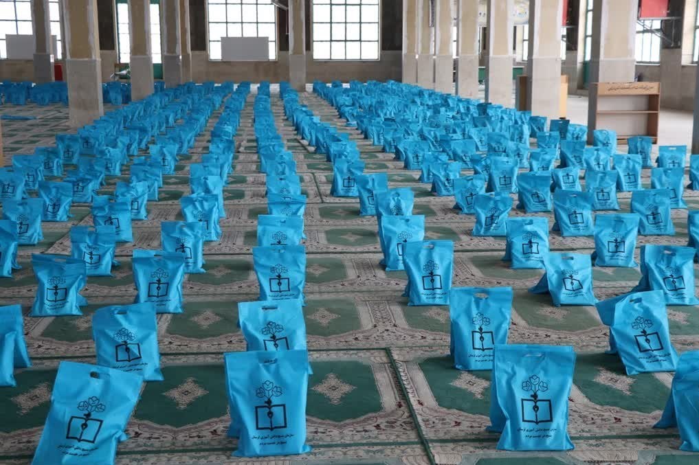 توزیع ۲۰۰۰ بسته لوازمالتحریر بین دانشآموزان نیازمند لرستان