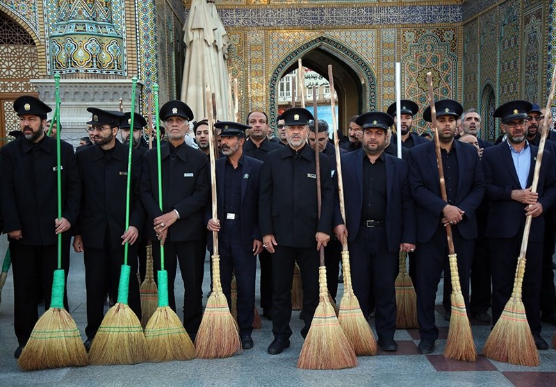 جاروکشی خادمان در حرم حضرت معصومه(س) + تصاویر