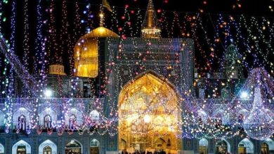 حال و هوای حرم امام رضا(ع) در آستانه میلاد پیامبر (ص)/ چراغانی حرم با ۱۱ هزار متر ریسه رنگی