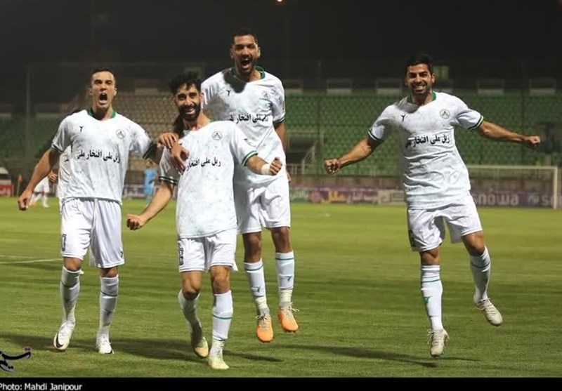 حواشی دیدار ذوبآهن اصفهان و تراکتور تبریز/ از آتش گرفتن یک درخت تا تشویق ایسلندی ربیعی + تصویر