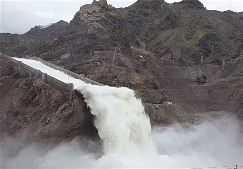دریچههای سد گاران کردستان برای کنترل سیلاب احتمالی باز شد