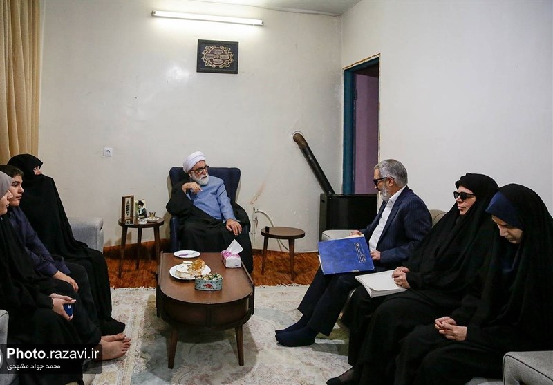 دیدار تولیت آستان قدس رضوی با خانواده روشندل نخبه مشهد