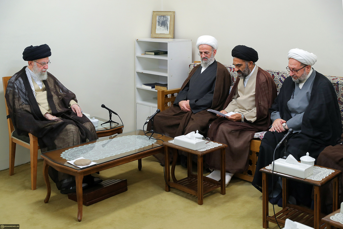 دیدار دستاندرکاران برگزاری همایش بزرگداشت مرحوم آیتالله ناصری با رهبر انقلاب