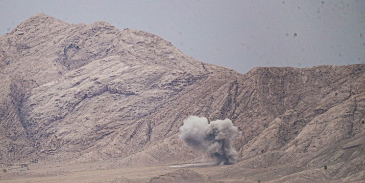 رهاسازی بمبهای قائم بر روی اهداف توسط پهپاد ابابیل ۴