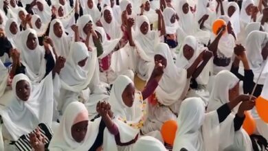 فیلم| همخوانی سرود «سلام فرمانده» در جشن تکلیف دختران تانزانیایی