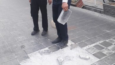 قطعات سنگفرش خیابان امام سمنان در دستان عابران+ عکس