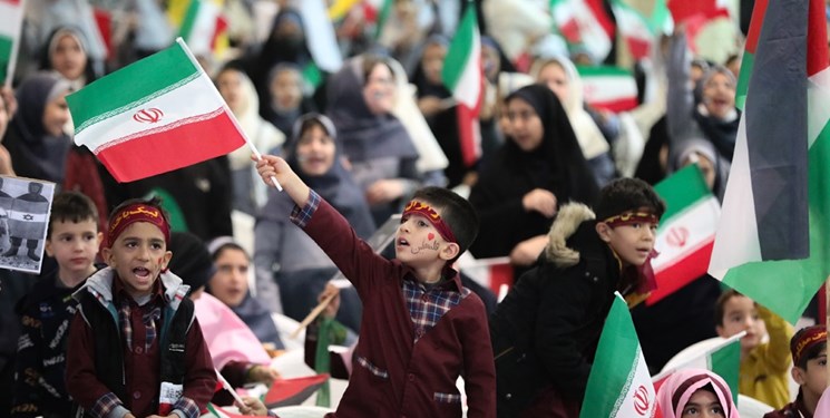 مشتهای کوچک گرهکرده در حمایت از کودکان غزه