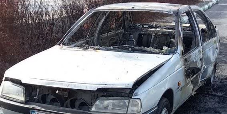 مهار آتش سوزی خودرو حامل تعدادی دانش آموز