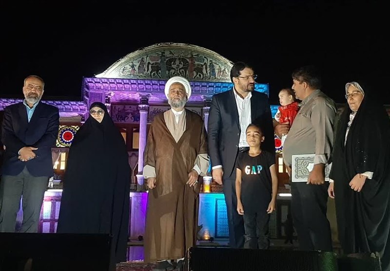 واگذاری ۲۲۳۴ قطعه زمین جوانی جمعیت در استان فارس/ اهدای یک آپارتمان به خانواده طلبه دارای چهارقلو