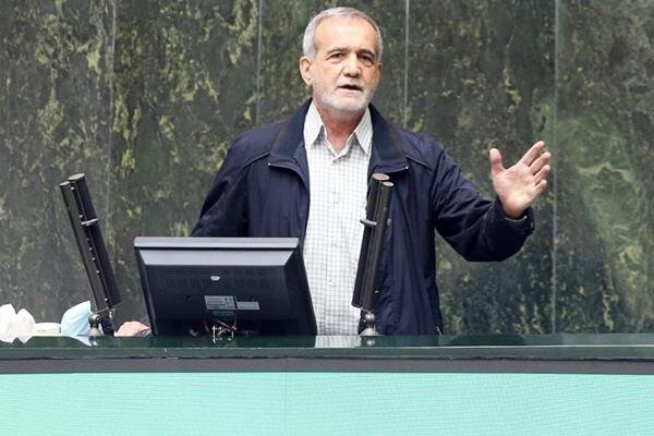 پزشکیان: در سیستمهای دولتی برای انجام عمل از بیمار دلار و طلا گرفته میشود