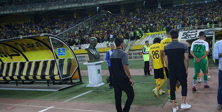 چه تندیسهایی در ورزشگاه نقشجهان نصب شده است؟