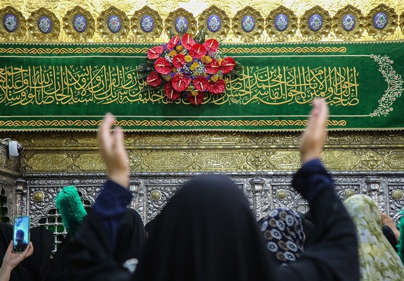 گلآرایی ضریح حرم بانوی کرامت در سالروز ورود حضرت معصومه(س) + تصاویر