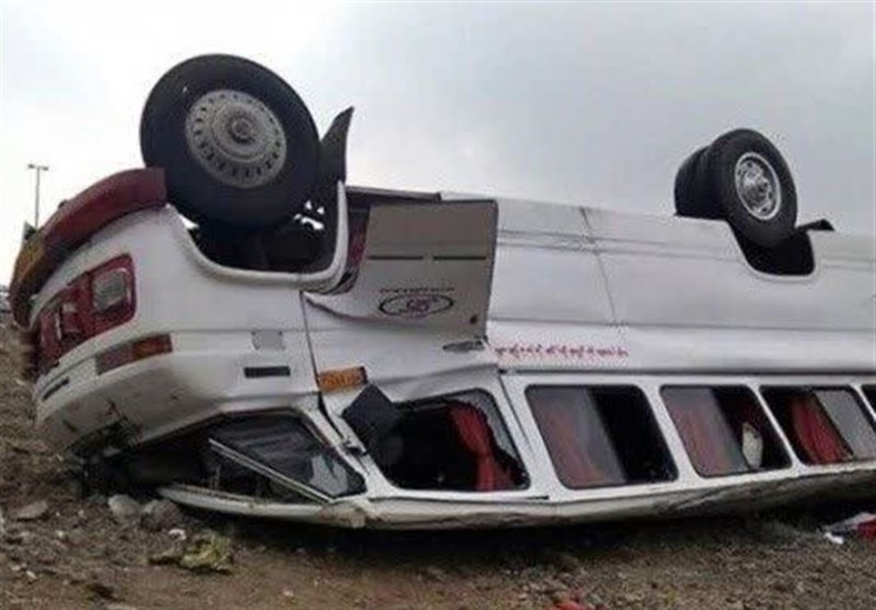 ۱۶ مصدوم در واژگونی مینیبوس محور نیشابور به مشهد