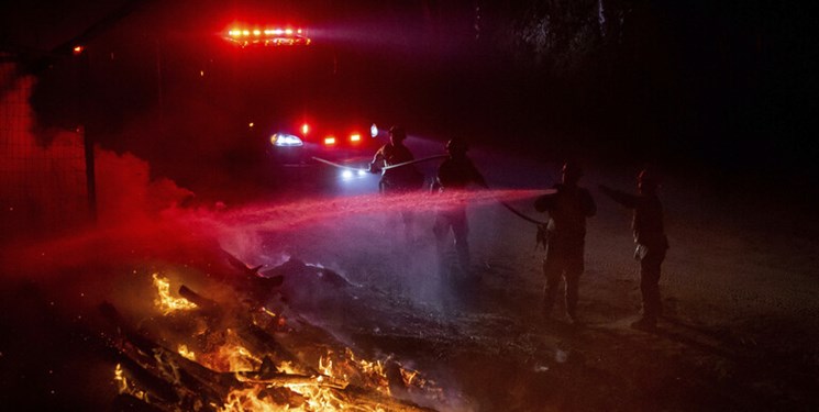آتش سوزی گسترده زندگی هزاران نفر از ساکنان کالیفرنیا را تهدید میکند