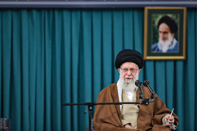 آغاز دیدار جمعی از دانشآموزان و دانشجویان سراسر کشور با رهبر انقلاب اسلامی