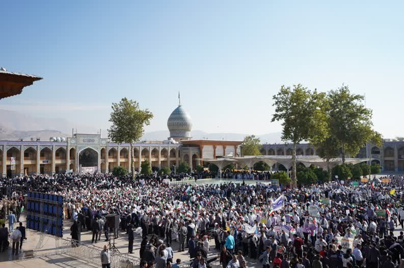 اجتماع ۱۲ هزار نفری دانشآموزان در حرم شاهچراغ/ همدردی با دانشآموزان فلسطینی + تصاویر