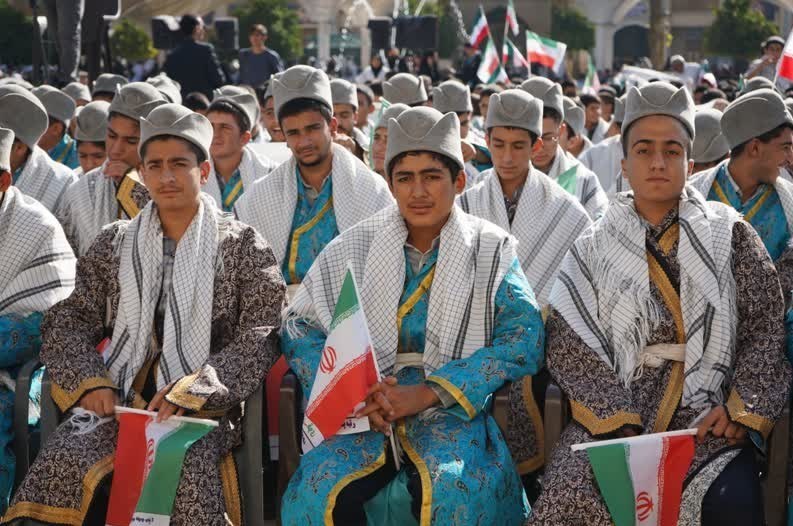 اجتماع ۱۲ هزار نفری دانشآموزان در حرم شاهچراغ/ همدردی با دانشآموزان فلسطینی + تصاویر