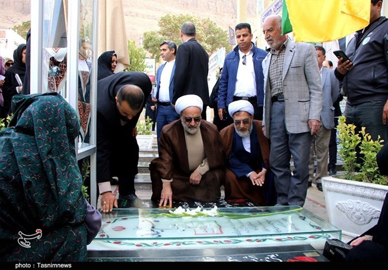 ادای احترام معاون اول قوه قضائیه به مقام شهید حاج قاسم سلیمانی + تصویر