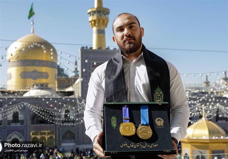 اهدای ۲ مدال طلای قهرمان المپیک به موزه آستان قدس/ زارع: قبل از مسابقات از امام رضا(ع) مدد میطلبم + تصاویر
