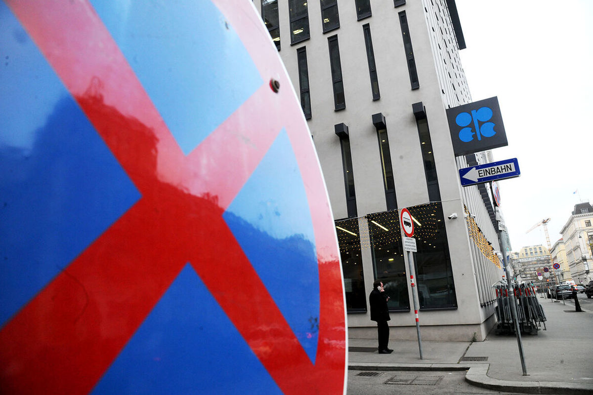 اوپکپلاس نیاز به کاهش بیشتر عرضه نفت را بررسی میکند