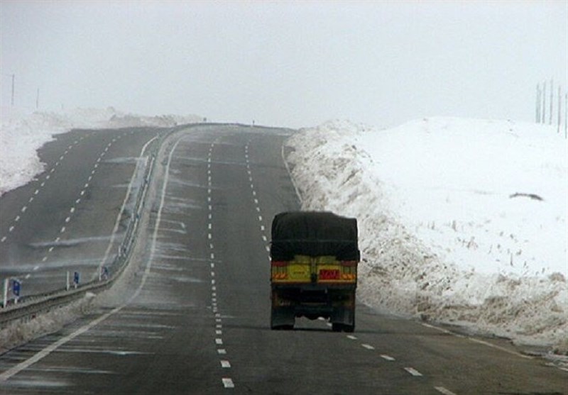 بارش برف در غرب استان اصفهان/ فریدونشهر سفیدپوش شد + فیلم