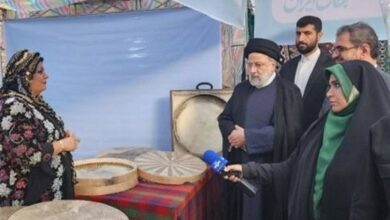 بازدید رئیسی از نمایشگاه دستاوردهای بانوان کارآفرین استان کردستان