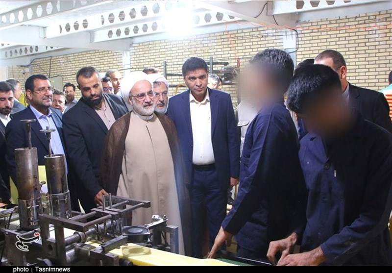 بازدید معاون اول قوه قضائیه از بخشهای مختلف زندان کرمان + تصاویر