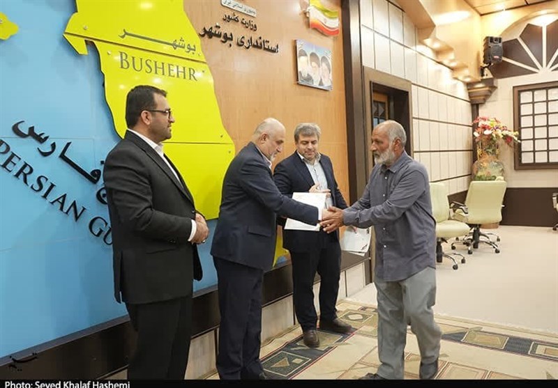 تجلیل از گروه جهادی بازسازی مقبره شهید رئیسعلی دلواری در نجف اشرف + تصویر