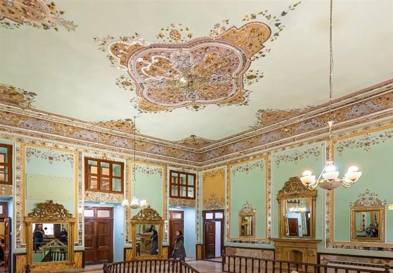 تکذیب ریزش سقف عمارت باغ زرشک اصفهان/ قسمتی از تزئینات سقف فرو ریخت