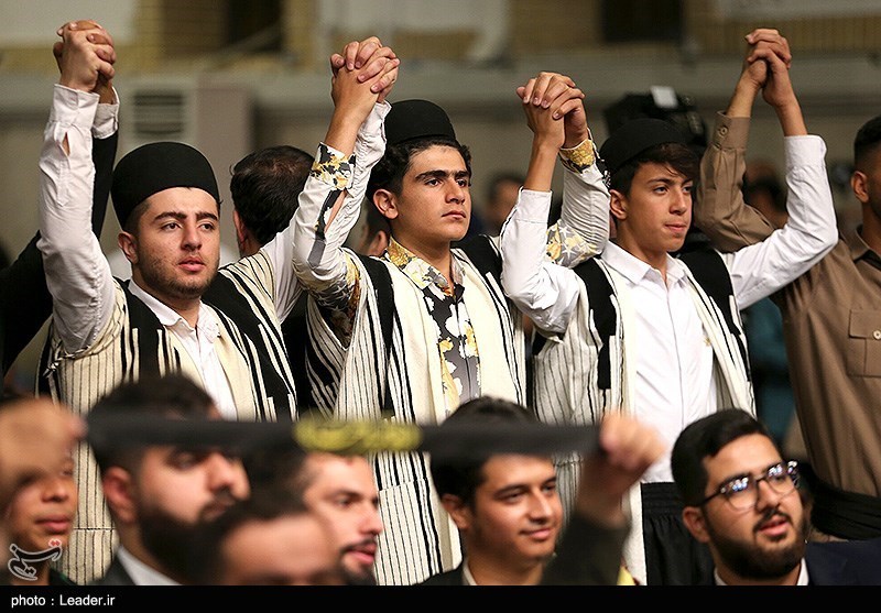 حاشیهنگاری دیدار رهبر انقلاب با دانشآموزان/ زنگ اول؛ درس استکبارستیزی/ «بسیج لندن» در حسینیه امام خمینی