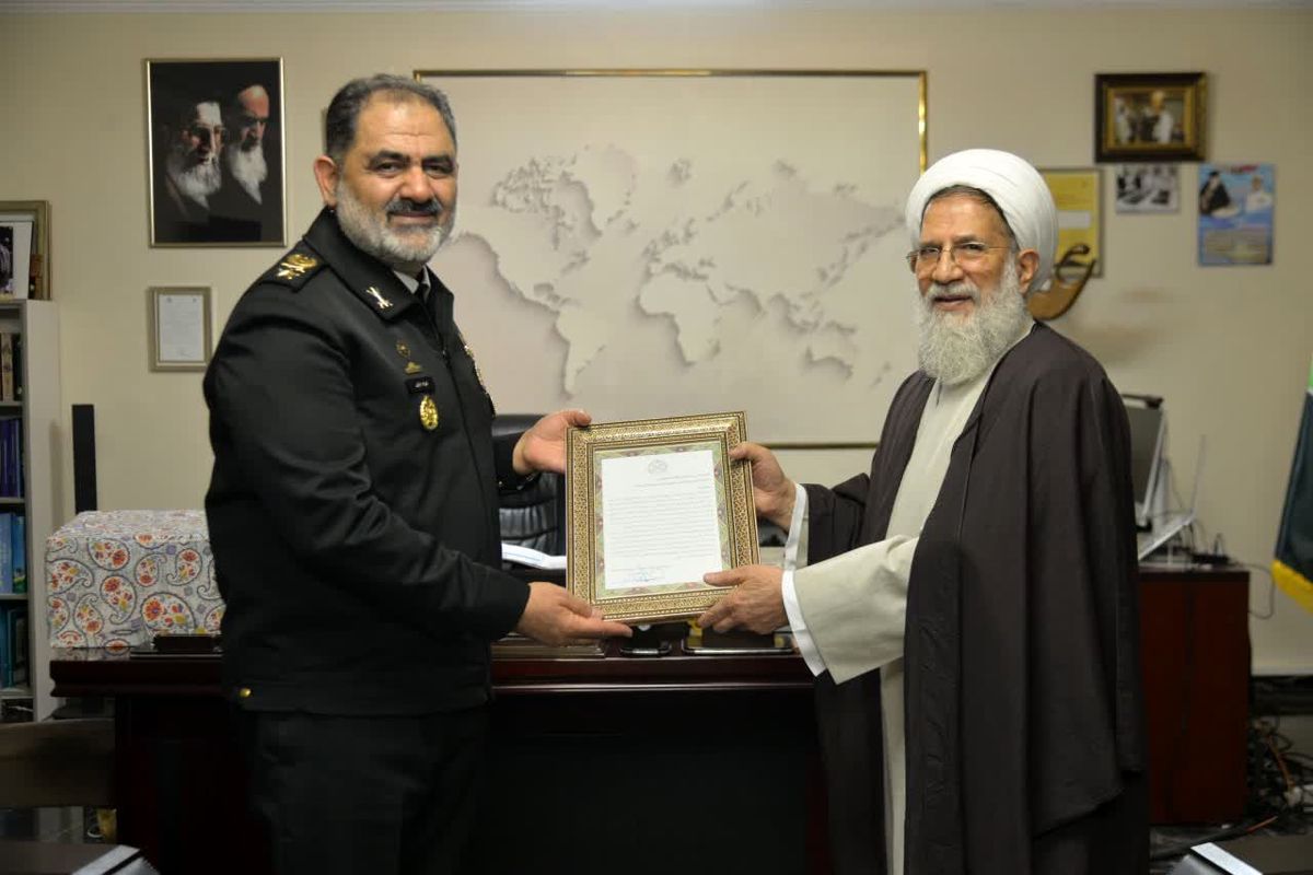 حجت الاسلام والمسلمین محمد حسنی با امیردریادار ایرانی دیدار کرد