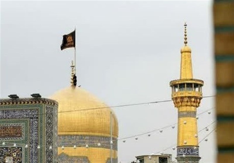 حرم مطهر رضوی سیاهپوش شد/ برافراشتن پرچم عزای فاطمی بر فراز گنبد حرم امام رضا(ع) + تصاویر