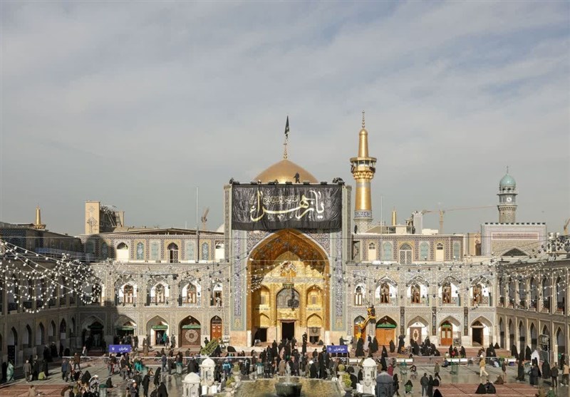 حرم مطهر رضوی سیاهپوش شد/ برافراشتن پرچم عزای فاطمی بر فراز گنبد حرم امام رضا(ع) + تصاویر