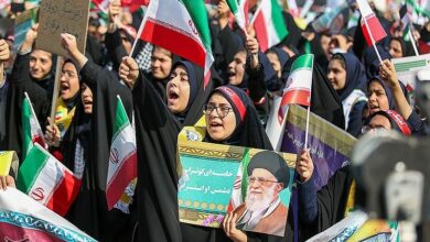 حضور پرشور مردم کاشان در یومالله ۱۳ آبان زیر بارش رحمت الهی/پیر و جوان آمریکا را محکوم کردند