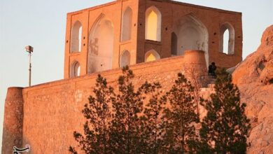 روزهای تلخ «تخت درگاه قلی بیگ» کرمان/ بنای تاریخی دوره صفویه این روزها حال خوشی ندارد + فیلم و تصاویر