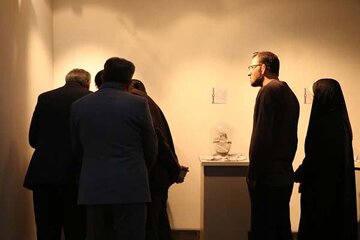 زیورآلاتی از فرهنگ قومس بر پیکر سیمرغ نگارخانهی سمنان