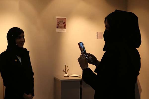 زیورآلاتی از فرهنگ قومس بر پیکر سیمرغ نگارخانهی سمنان