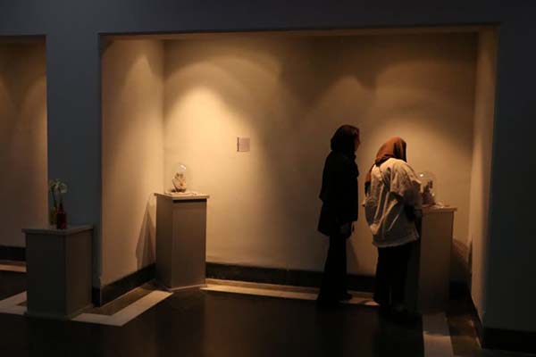 زیورآلاتی از فرهنگ قومس بر پیکر سیمرغ نگارخانهی سمنان