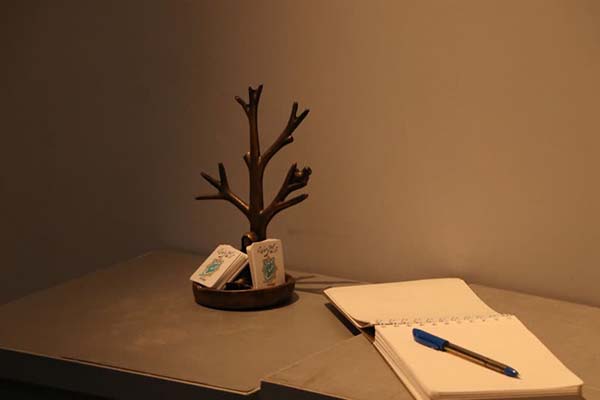 زیورآلاتی از فرهنگ قومس بر پیکر سیمرغ نگارخانهی سمنان